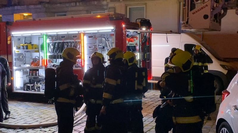 V Praze hořel byt, evakuovali 39 lidí